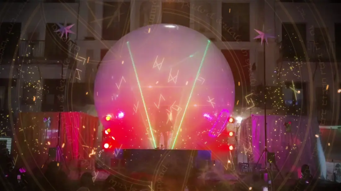 La esfera de cinco metros iluminada de magenta en la plaza durante el encendido de luces