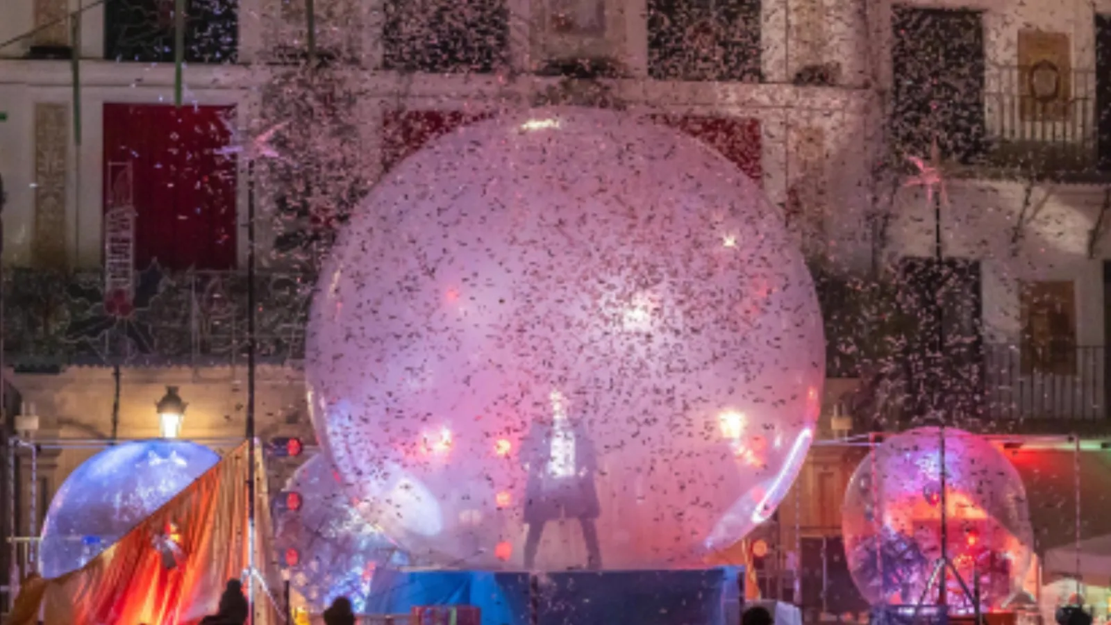 La esfera entre confeti rosa junto a las dos esferas laterales, con el Guardián dentro
