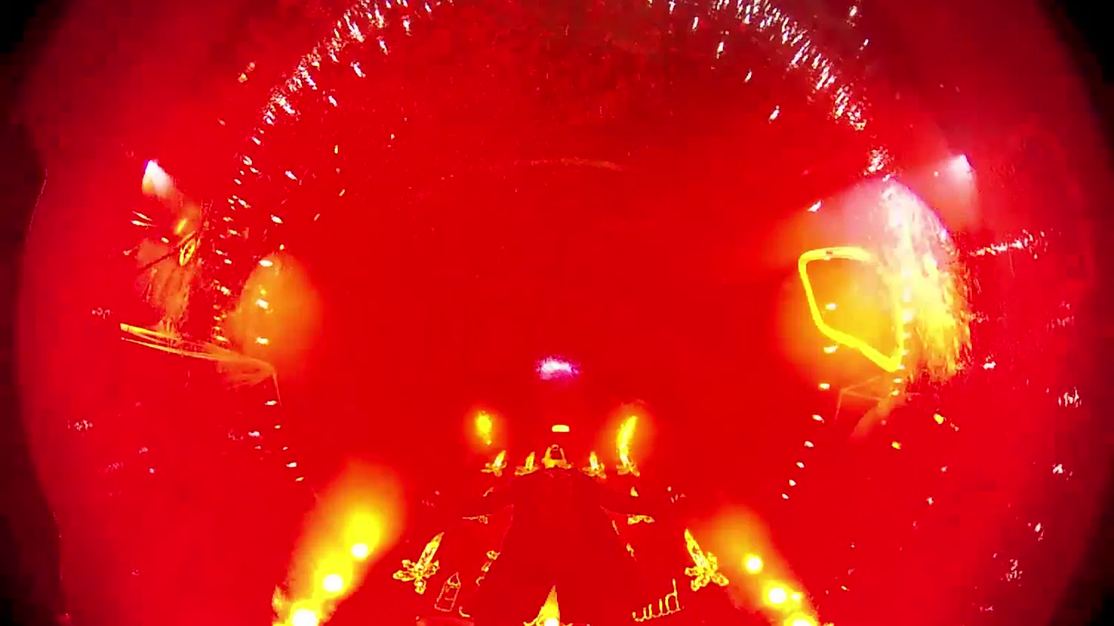 El interior de la esfera visto en primera persona en el momento de la explosión de confeti dorado y rojo